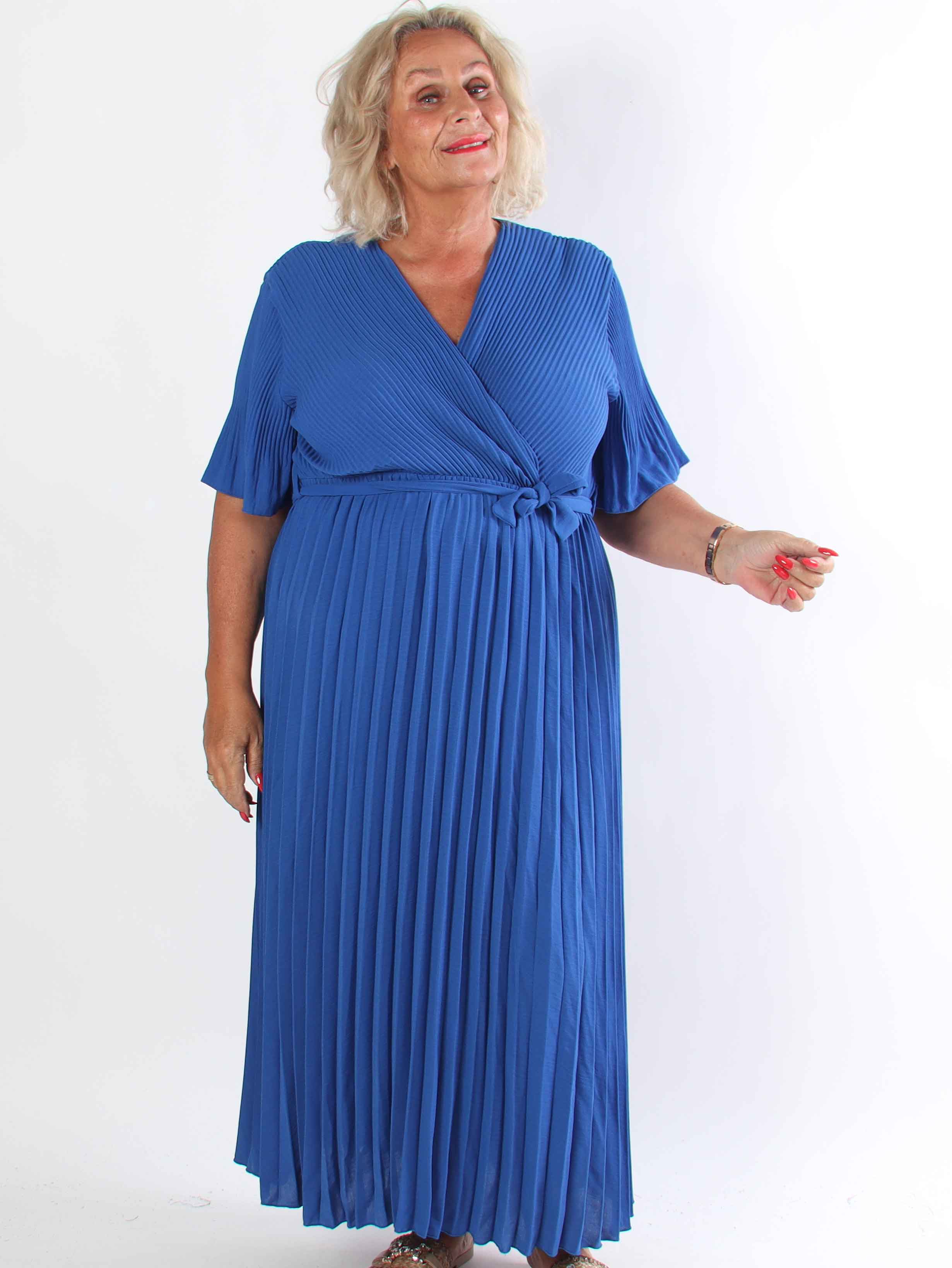 Solveig - Lang plisseret plus size kjole i viskose med bånd i taljen